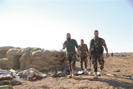 جنود سوريون في نقطة تمركز لـ«داعش» قرب مطار كويرس، امس (ا ف ب)