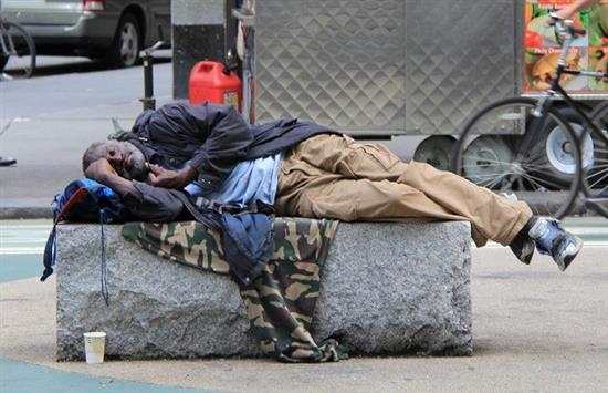 رجل بلا مأوى يستريح في الشارع في مدينة نيويورك
