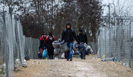 مهاجرون سوريون يعبرون الحدود الصربية ـ المقدونية قبل أيام (أ ف ب) 