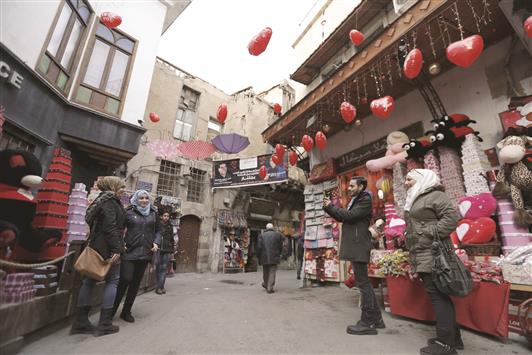 محال تزيّن واجهاتها بهدايا عيد الحب عشية الـ»فالنتاين» في شارع القيمرية في دمشق القديمة (أ ف ب)