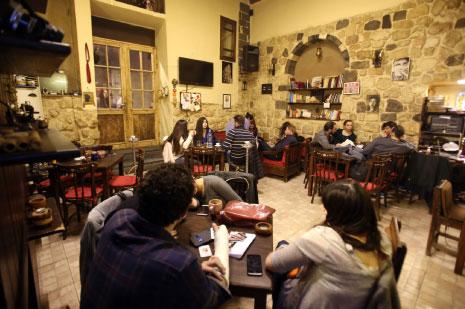 يأخذ العراقيون من شارع الخضر في جرمانا مقهى لهم (أ ف ب) 