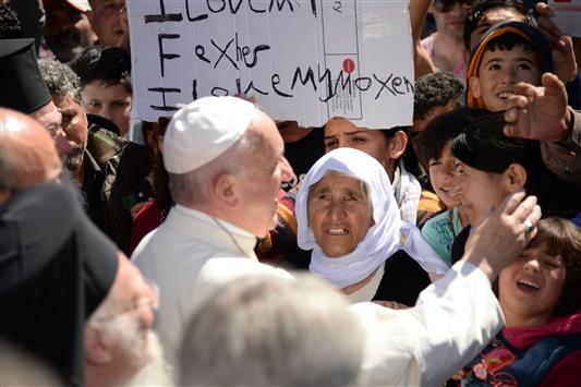البابا خلال لقائه اللاجئين بمخيم "موريا" في اليونان (أ ف ب)