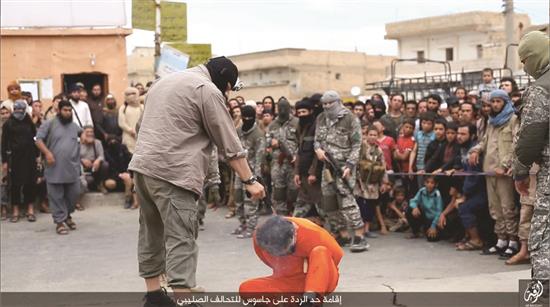 عنصر من «داعش» يعدم رجلاً وسط الرقة (عن الانترنت)