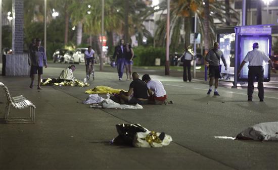 قتلى في مكان هجوم شاحنة على جمع من الناس في نيس أمس (رويترز)