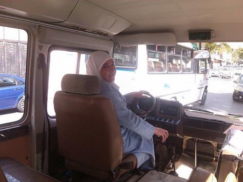 هند جميل تقود حافلة مدرسيّة في دمشق