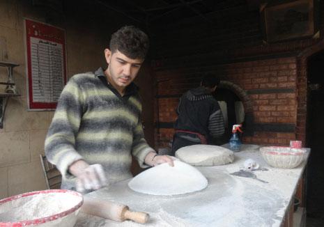 عامل في مخبز في غوطة دمشق الشرقية (الأناضول) 