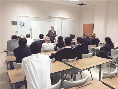 موظفون في مستشفى «شاهين باي» البحثي، التابع لجامعة غازي عنتاب، يتعلمون اللغة العربية («الاناضول»)