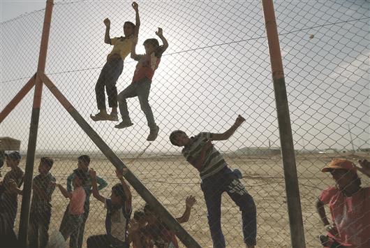 اطفال سوريون لاجئون في مخيم الزعتري في الأردن (رويترز)