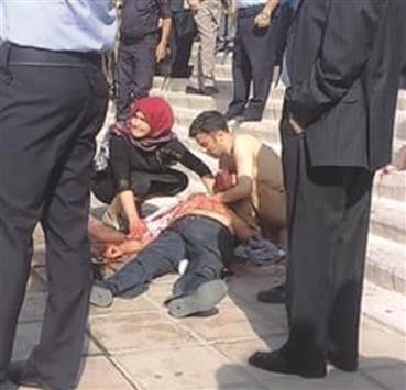 حتر ملقى على الأرض لحظة إطلاق النار عليه من قبل أردني خارج محكمة في عمان أمس
