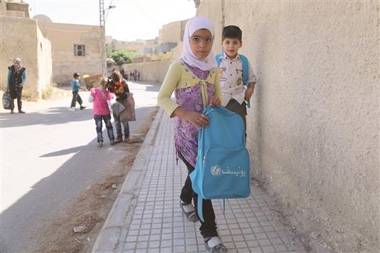 خلال توزيع «يونيسيف» للوازم المدرسية في الغوطة الشرقية، الثلاثاء الماضي (أ ف ب)