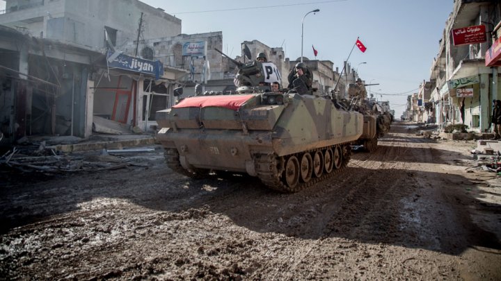 دبابات الجيش التركي تمر بمدينة "عين العرب" السورية 22 فبراير 2015