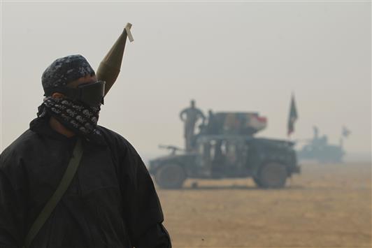عنصر من القوات العراقية في منطقة الشورة جنوب الموصل أمس (أ ف ب)
