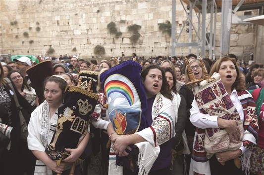 يهوديات أثناء احتجاجهن مطالباتٍ بتنظيم صلاة للنساء إسوة بالذكور في القدس المحتلة يوم الأربعاء الماضي (أ ف ب)