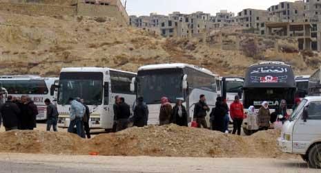 سوريون يتحضرون لمغادرة بلدة عين الفيجة (أ ف ب) 