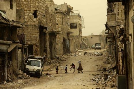 جال الوفد الأوروبي في مدينة حلب بصحبة عدد من فعاليات المدينة ومنظمات الإغاثة (جوزف عيد ــ أ ف ب) 