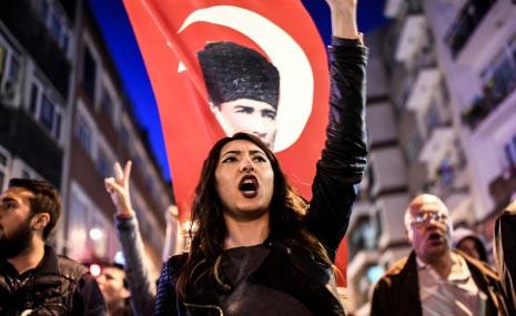 استمرت الاحتجاجات الرافضة لنتائج الاستفتاء في عدة أحياء من إسطنبول (أ ف ب) 