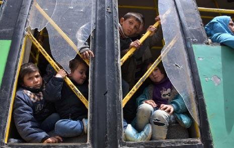 أطفال من بلدتَي كفريا والفوعة وصلوا أمس إلى مدينة حلب (أ ف ب) 