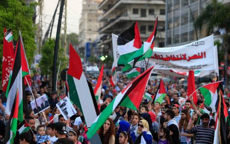 شهدت مدينة صيدا اللبنانية، أمس، مسيرة تضامنية مع إضراب الأسرى في سجون العدو (علي حشيشو) 