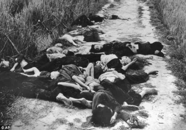 مسطحات النساء والأطفال تقع على طريق في جنوب فيتنام بعد غارة جوية أمريكية خلال الحرب على فيتنام