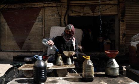 رجل يبيع «وقوداً منتجاً من البلاستيك» في مدينة دوما في ريف دمشق (أرشيف ــ أ ف ب) 