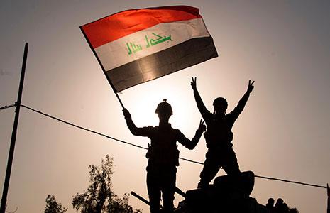 احتفل العراقيون، أمس، باستعادة كامل مدينة الموصل من مسلحي «داعش» (أ ف ب) 