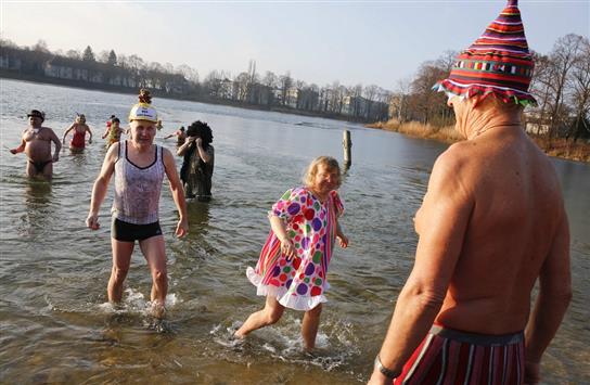 أعضاء في نادي للسباحة يحتفلون برأس السنة على طريقتهم في بحيرة "نهر رانكن" في برلين اليوم (رويترز)