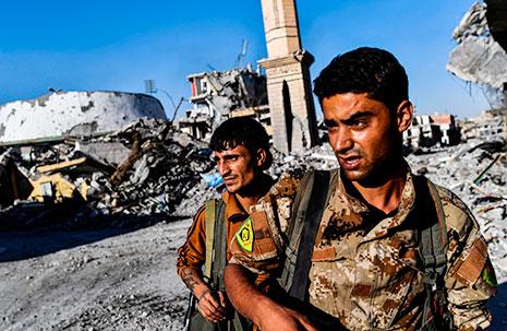 الجيش يحاصر «داعش» داخل دير الزور، و«التحالف» يقترب من «نصره» في الرقة