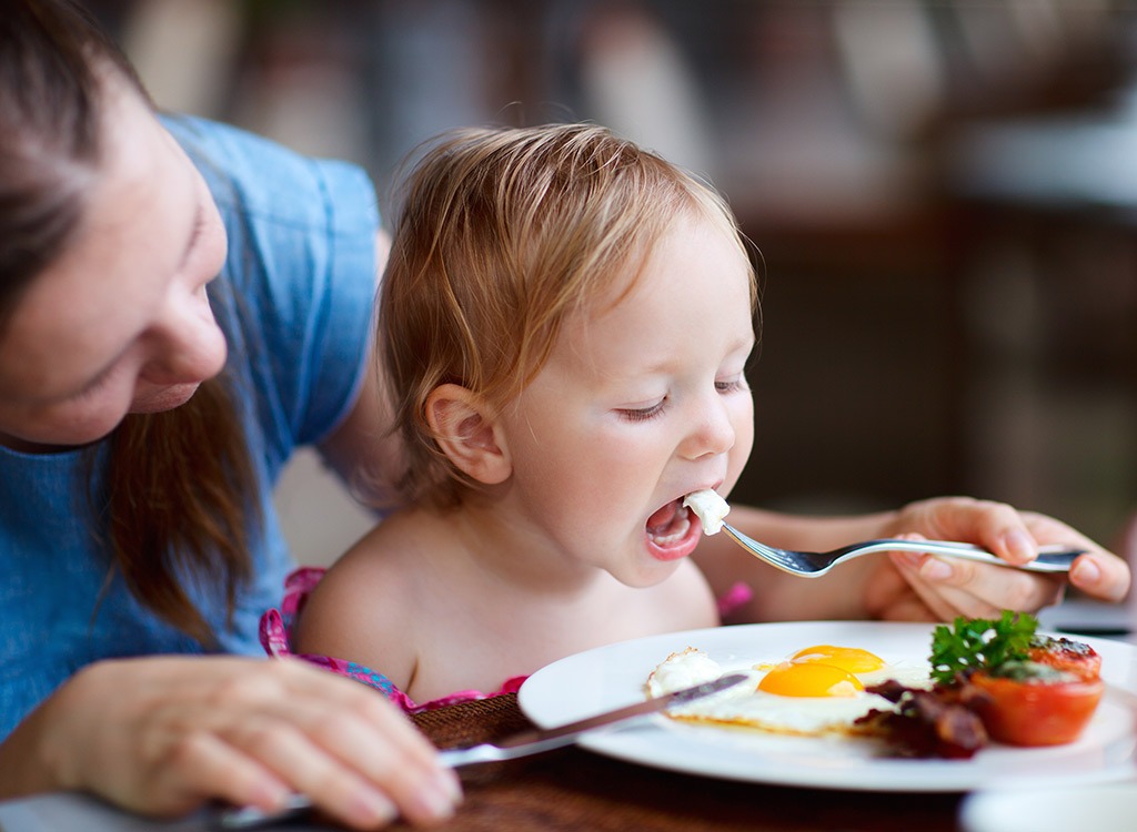 تناول البيض يحمي طفلك من هذه الأعراض