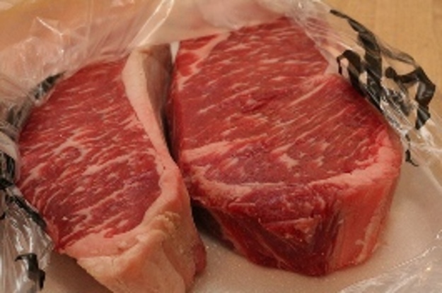 عدد من أهالي جبلة يتوقفون عن شراء اللحوم بسبب “ شائعات “ وحماية المستهلك تطمئنهم