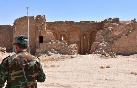 استهدف الجيش مواقع «داعش» في محيط حميمة على حدود دير الزور الجنوبية (أ ف ب)