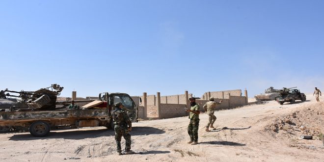 العثور على كميات كبيرة من الأسلحة والذخائر داخل أوكار “داعش” في ريف سلمية