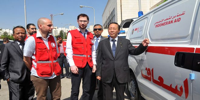 الهلال الأحمر يتسلم سيارتي إسعاف مقدمتين من الشعب الاندونيسي إلى الشعب السوري.