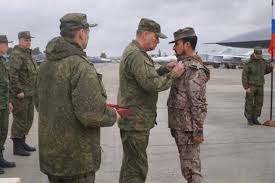 وزير الدفاع الروسي يكرّم قائد تحرير السخنة في الجيش العربي السوري