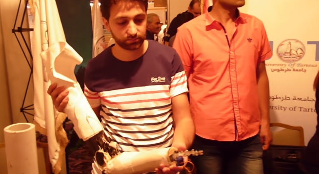 طلاب سوريين بطرطوس يخترعون طرف صناعي يمكن التحكم به بالوجات العصبية !