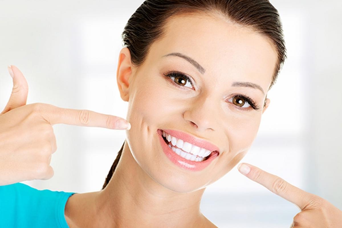 تبييض الأسنان المنزلي بـ 3 خلطات طبيعية.