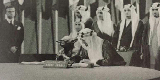 كائن غريب بجوار الملك فيصل يضع “التعليم السعودية” في مأزق!