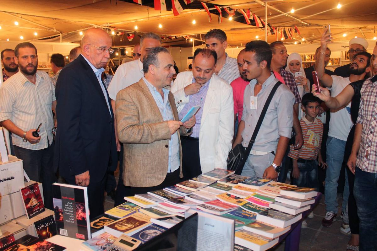 خميس يزور معرض الكتاب التاسع والعشرين في مكتبة الأسد