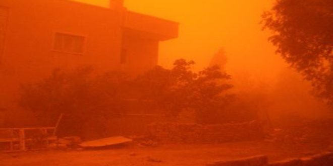عاصفة غبارية تحجب الرؤية في مدينة ديرالزور وتتسبب بانقطاع الاتصالات