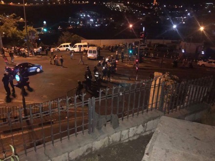 الشرطة الإسرائيلية تقتحم المسجد الأقصى من جهة باب المغاربة و اندلاع اشتباكات
