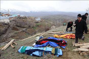 أتراك يستعدون لدفن عدد من قتلى الزلزال في أكجولار شرق أنقرة أمس