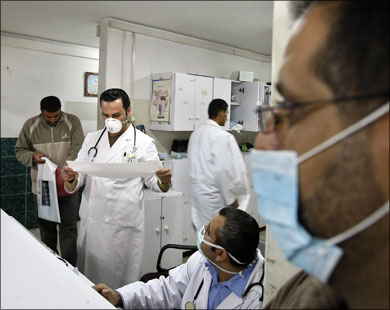 أطباء فلسطينيون يحتاطون من إنفلونزا الخنازير بارتداء الأقنعة الواقية