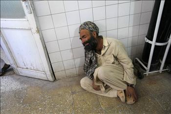 أفغاني يبكي ابنه الذي قتل في غارة للاحتلال في هيرات أمس