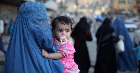 أفغانية تحمل طفلها في كابول قبل أيام