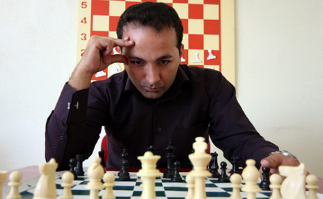 احد أبطال العالم في الشطرنج الايراني مرتضى محجوب في حملة لاحياء هذه اللعبة