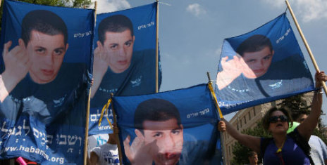 اسرائيليون يحملون صور شاليط خلال تظاهرة تدعو لإطلاق سراحه