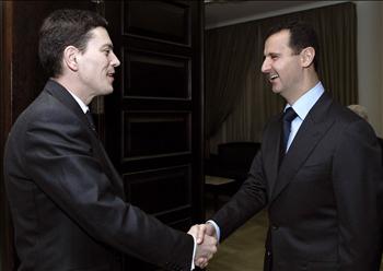 الأسد خلال استقباله ميليباند في دمشق، أمس
