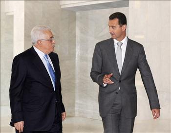 الأسد مستقبلاً عباس في دمشق أمس الأول