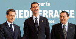 الأسد يتوسّط ساركوزي والرئيس المصري حسني مبارك في باريس أمس.