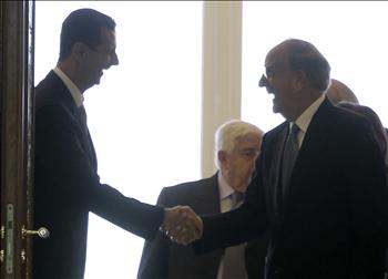 الأسد يودع ميتشل، وبينهما المعلم، بعد اجتماعهما في دمشق أمس.