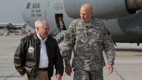 الجنرال ريمون أوديرنو يستقبل الوزير روبرت غيتس في مطار بغداد أمس.